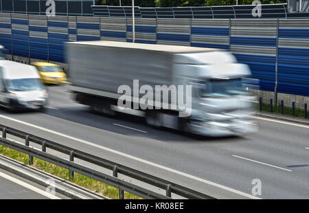 Große Güter Fahrzeug bei voller Geschwindigkeit bewegen auf sechs Fahrstreifen der Autobahn Stockfoto