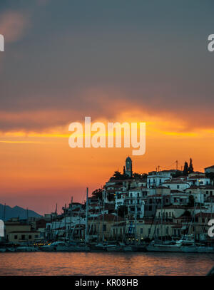 Sonnenuntergang in Poros Island Port mit der Schiffe in Griechenland Stockfoto