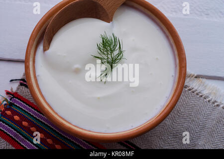 Saure Sahne in eine Schüssel Stockfoto