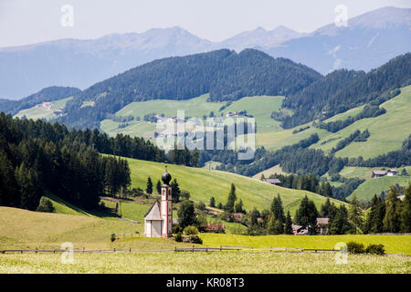 Die St. Johann in Ranui Kapelle in Villnoss (Val di Funes). Südtirol, Norditalien Stockfoto