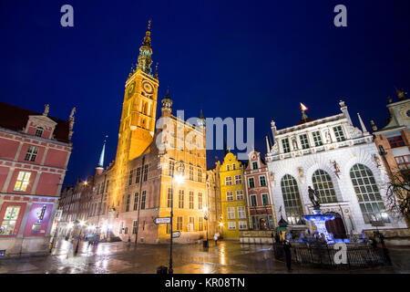 Historische Sehenswürdigkeiten in der Altstadt von Danzig, Polen: Die gothic-renaissance Rathaus (ratusz), den Artushof (Dwor Artusa) und der Brunnen der Nep Stockfoto