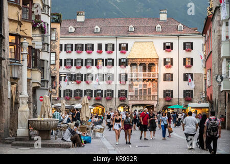 Das Goldene Dachl (Golden Roof), ein Wahrzeichen Struktur in der Altstadt (Altstadt)" in Innsbruck, Tirol, Österreich, und der Stadt die meisten Fa Stockfoto