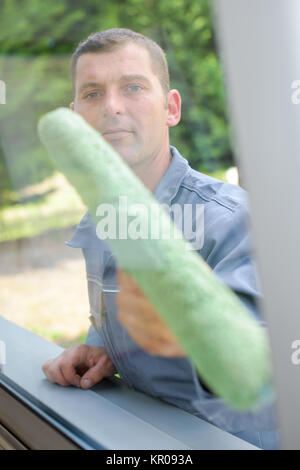 Reinigung ein Glasfenster Stockfoto