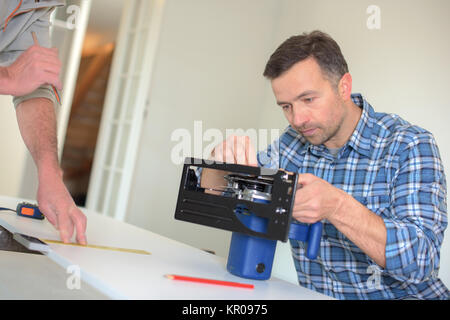 Einrichtung einer Kreissäge-Tischler Stockfoto