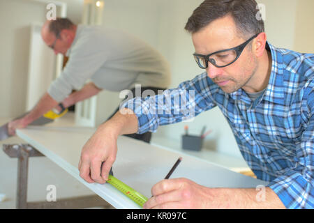 Tischler singen ein Maßband Stockfoto