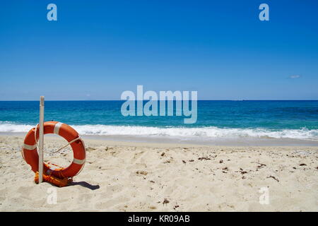 Rettungsring am Strand Stockfoto