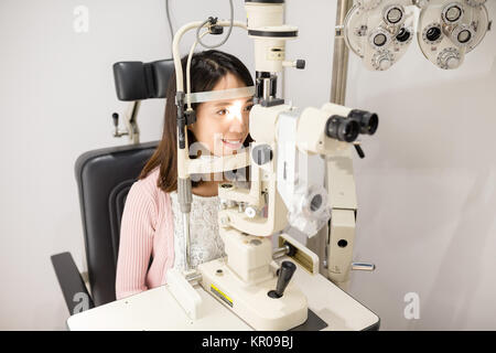 Frau wird von ihr Sehvermögen geprüft Stockfoto