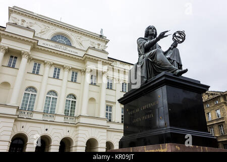 Denkmal des polnischen Astronomen Nikolaus Kopernikus, stand vor dem staszic Palace, Sitz der Polnischen Akademie der Wissenschaften. Warschau, Polen Stockfoto