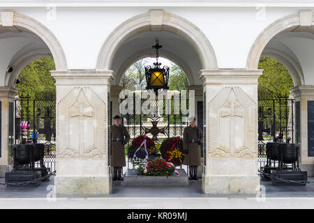 Zwei Soldaten, die das Grab des Unbekannten Soldaten, ein Monument, das sich in Warschau, Polen Stockfoto