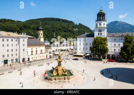 Der Residenzplatz in Salzburg, Österreich, mit der Kirche des Hl. Michael (Michaelskirche), der Residenzbrunnen Brunnen und die Neue Residenz (Neue Re Stockfoto