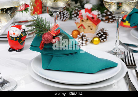 Serviette gefaltet in Form eines Elfen auf der Weihnachten Tabelle eingerichtet Stockfoto