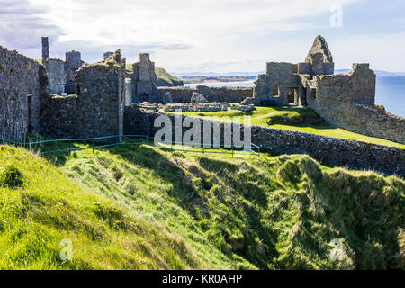 Dunluce Castle (irisch: Dun Libhse), einer inzwischen verfallenen mittelalterlichen Burg am Rande eines Basalt outcropping in County Antrim, Nordirland entfernt Stockfoto