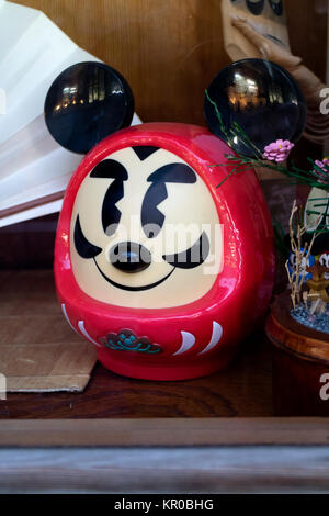 Tokio, Japan, 15. Mai 2017: Daruma Puppe mit einem Mickey Mouse Form, traditionelle Japanische Puppe aus Pappmache modelliert - mache, runde Form, hohl und wei Stockfoto