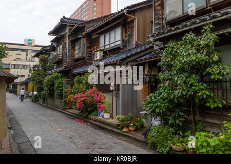 Kanazawa, Japan, 8. Juni 2017: Lane Schmal in Nagamachi, das historische Viertel in Kanazawa Samurai Stockfoto