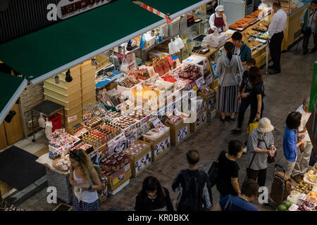 Kanazawa, Japan, 10. Juni 2017: Die Menschen vor Ort einkaufen am Omicho Markt Stockfoto