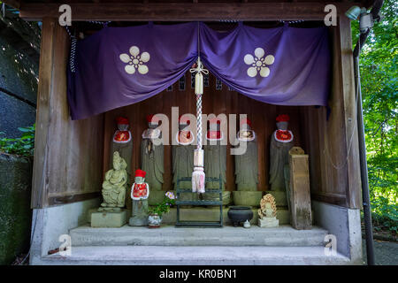 Kanazawa, Japan, 11. Juni 2017: Shinto Schrein an der Treppe zur Utatsuyama Tempel, spirituellen Weg, in Kanazawa Stockfoto