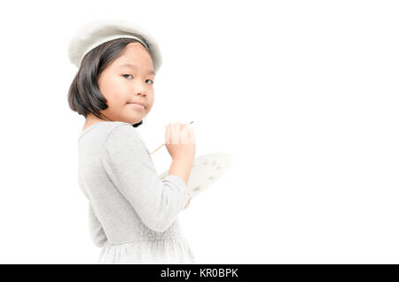 Süße asiatische Mädchen Maler mit einem Pinsel und Palette posieren. Auf weißem Hintergrund, Bildung Konzept Stockfoto