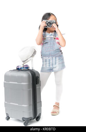 Süße kleine Traveler girl nimmt Bild mit Vintage Kamera auf weißem Hintergrund, Travel Concept Stockfoto