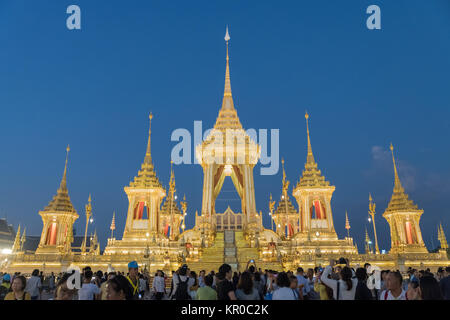 BANGKOK, THAILAND - 16. Dezember 2017: Die Royal Krematorium in Bangkok bei Nacht beleuchtet, wie es ehrt das Andenken an Seine Majestät den König Bhumibol Stockfoto