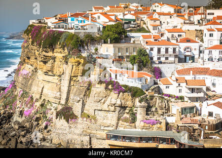 Azenhas do Mar, weißen Dorf Wahrzeichen an der Klippe und den Atlantischen Ozean, Sintra, Lissabon, Portugal, Europa. Stockfoto