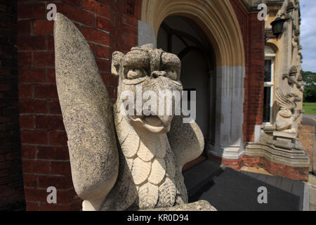 Greiffische am Eingang des Bletchley Mansion, Bletchley Park, England Stockfoto