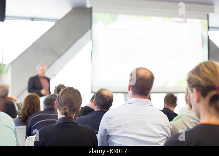 Männliche Sprecherin, die reden bei öffentlichen Veranstaltung. Stockfoto