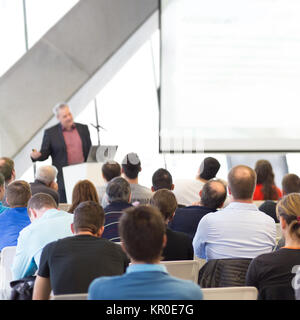 Männliche Sprecherin, die reden bei öffentlichen Veranstaltung. Stockfoto