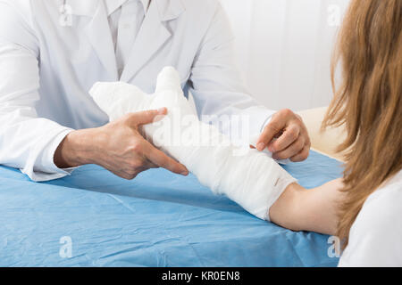 Arzt Bandagieren Patienten Hand Stockfoto