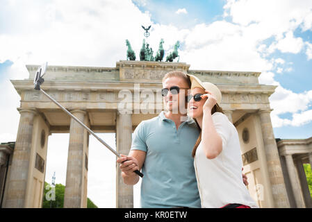Junges Paar unter Selfie Stockfoto