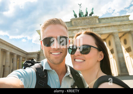 Junges Paar unter Selfie Vor dem Brandenburger Tor Stockfoto