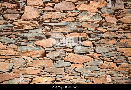 Äußere Trockenmauern Wand eines Hauses aus flacher roter Rock, Lokal "laja, Gran Canaria Stockfoto