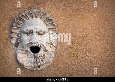 Skulptur eines Gesichts mit offenem Mund Stockfoto