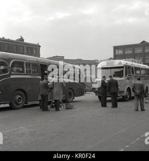 Etwa 1960, ein historisches Bild von zwei Bussen am Kings Cross Coach Bahnhof, von denen einer die Passagiere über Clacton nach Jaywick Sands bringt, und der andere, der Indiaman, ein transkontinentaler Bus, der nach Bombay in Indien und zurück nach London fuhr. Ein Filmteam ist da, um den Beginn der Indiamanerreise aufzuzeichnen, eine epische Langstreckenreise im motorisierten Verkehr. Stockfoto