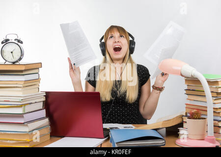 Ein Schüler ruft Charta verstehen und lesen das Papier in Vorbereitung auf die Sitzung Stockfoto