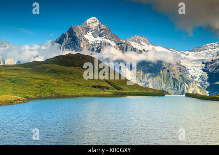 Wundervolle Bachalpsee Bergsee mit hohen Bergen und schneebedeckten Gipfeln im Hintergrund, Grindelwald, Berner Oberland, Schweiz, Europa Stockfoto