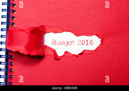 Das Wort budget 2016 erscheint hinter zerrissenes Papier Stockfoto
