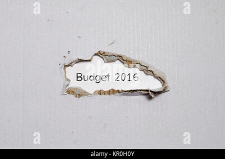 Das Wort budget 2016 erscheint hinter zerrissenes Papier Stockfoto