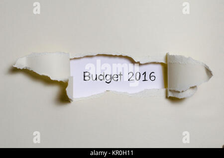 Das Wort budget 2016 erscheint hinter zerrissenes Papier Stockfoto