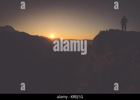 Wanderer auf einem Berg bei Sonnenuntergang. Frau bewundern Berglandschaft in Hohe Tatra, Polen. Stockfoto