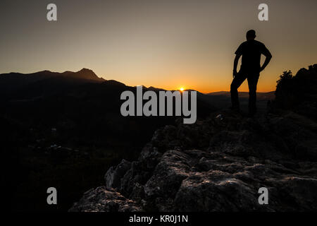 Wanderer auf einem Berg bei Sonnenuntergang. Frau bewundern Berglandschaft in Hohe Tatra, Polen. Stockfoto