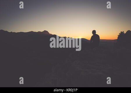 Wanderer auf einem Berg bei Sonnenuntergang. Frau bewundern Berglandschaft in Hohe Tatra, Polen. Stockfoto