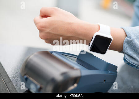 Kunden zahlen über Smart Watch Stockfoto