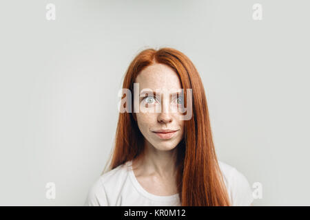 Rothaarige Mädchen mit gesunden sommersprossige Haut an Kamera suchen Stockfoto