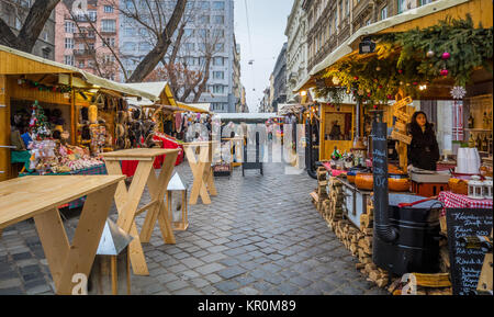 Weihnachtsmarkt in Jokai Square in Budapest, Ungarn. Stockfoto