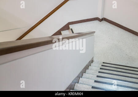 Leeren Büro Treppenhaus verschwinden im Erdgeschoss Stockfoto