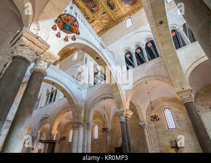 Das Innere der Basilika San Nicola in Bari, Apulien, Süditalien. Stockfoto