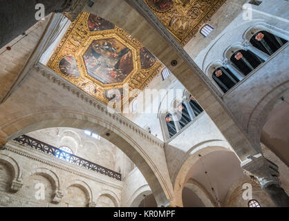 Das Innere der Basilika San Nicola in Bari, Apulien, Süditalien. Stockfoto