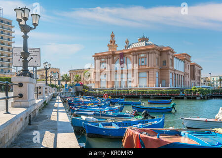 Angedockten Boote mit dem Margherita Theater im Hintergrund, Bari, Apulien, Süditalien. Stockfoto