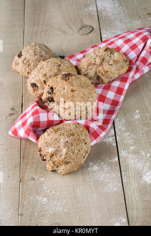 Hausgemachte Dinkel und Cranberry Brötchen auf einer hölzernen Spitze. Stockfoto