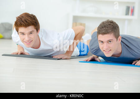 Teenager Freunde tun Push Ups Stockfoto